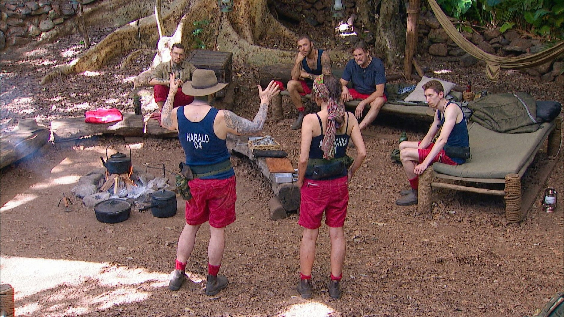 Anouschka Renzi und Harald Glööckler erzählen im Dschungelcamp, dass sie die Prüfung verweigert haben.