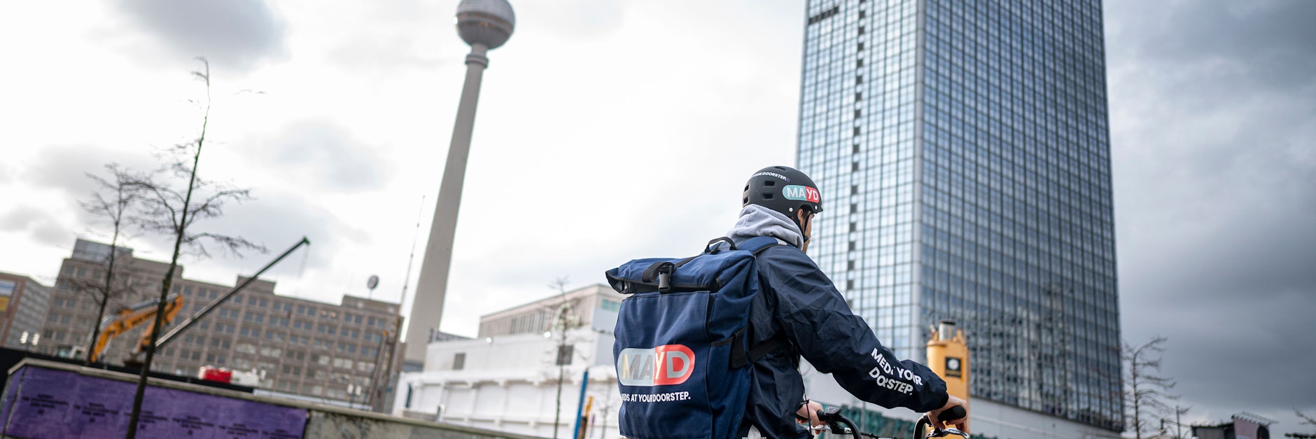Ein Fahrer des Medikamenten-Lieferservice Mayd fährt am Alexanderplatz vorbei.