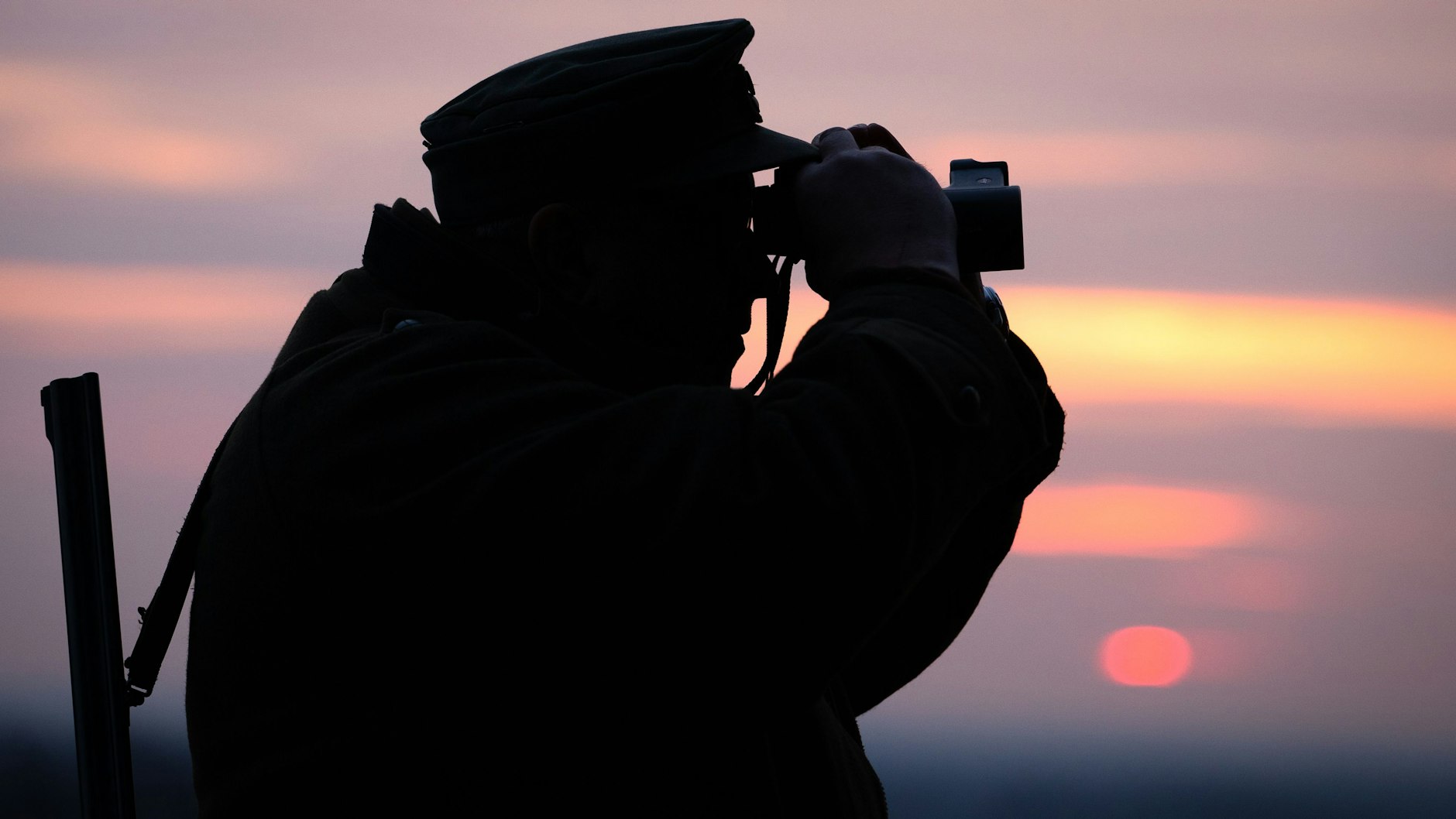 Jäger sind meist nachts unterwegs. Sie müssen eine harte Prüfung absolvieren, bevor sie mit einer Waffe ins Revier dürfen.