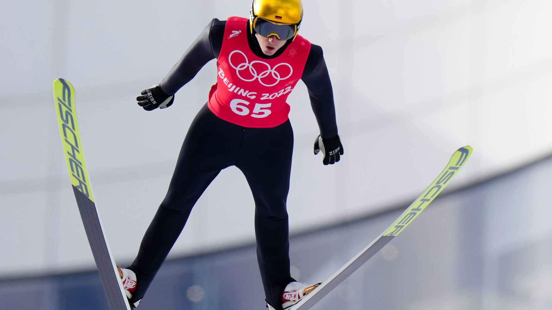 Er kam nicht ins Fliegen: Die ersten Sprünge von Karl Geiger in Zhangjiakou sahen nicht wirklich rund aus.