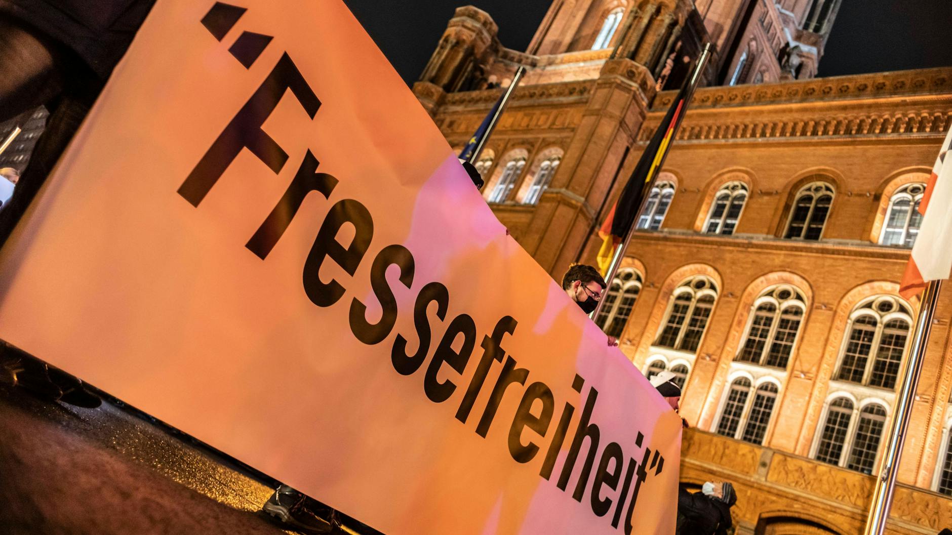 Montagsdemo vor dem Roten Rathaus: klares Feindbild.