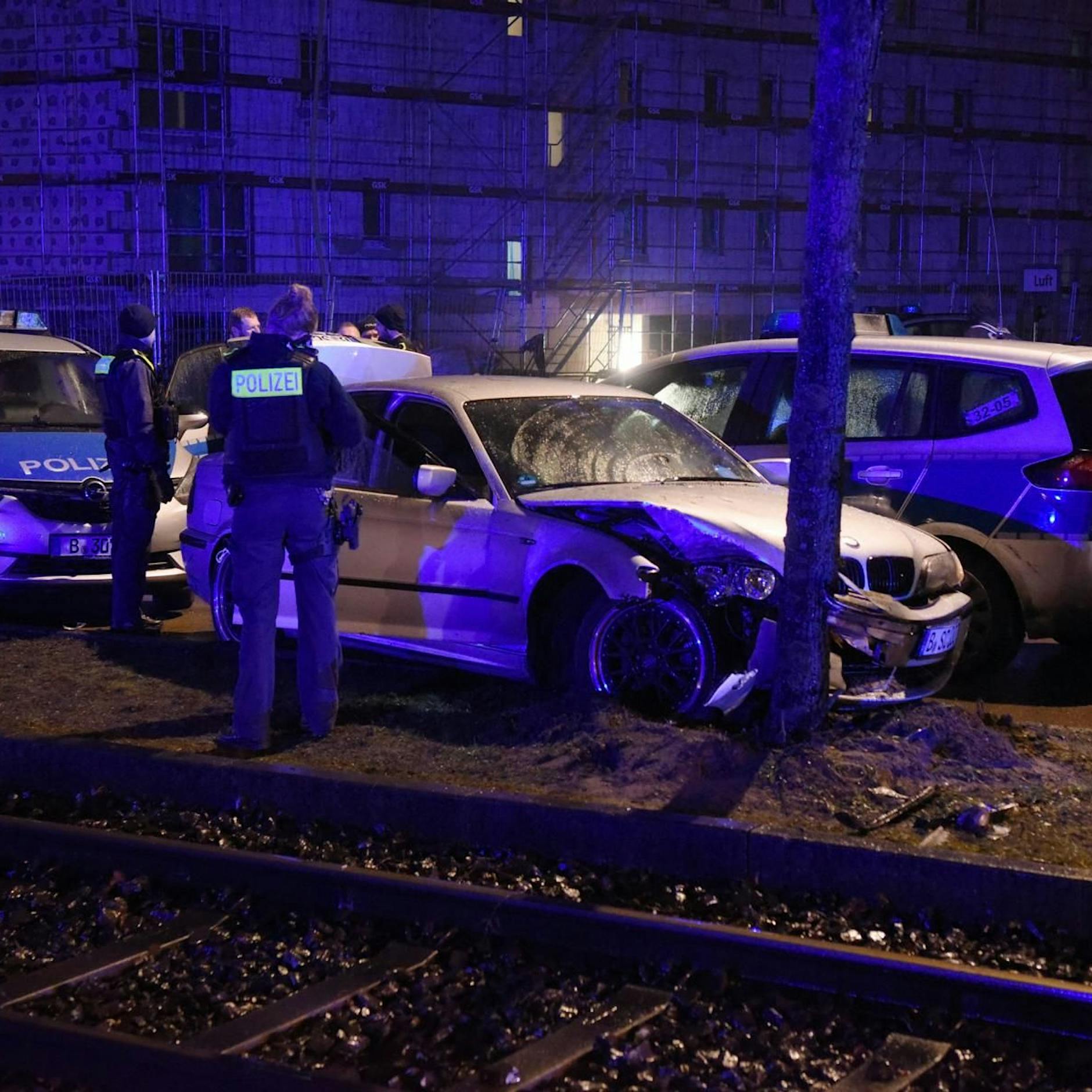 Irre Szenen in Marzahn: Verfolgungsjagd endet am Baum – Festnahme