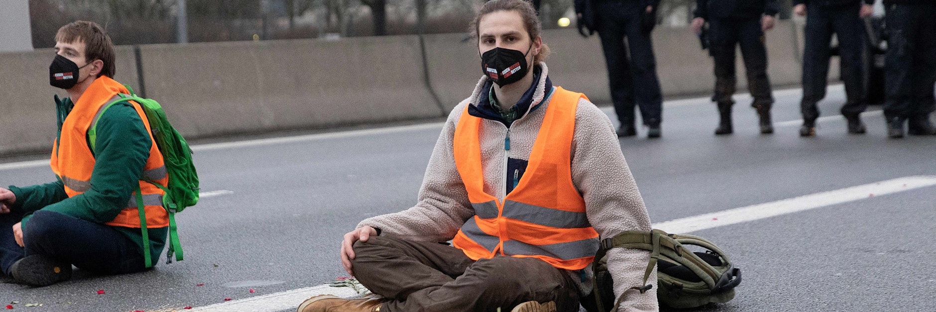 Klimaaktivisten der Gruppe „Aufstand der letzten Generation“ sitzen auf der Fahrbahn der Autobahn A100 vor der Ausfahrt Beusselstraße, um gegen Lebensmittelverschwendung zu protestieren.