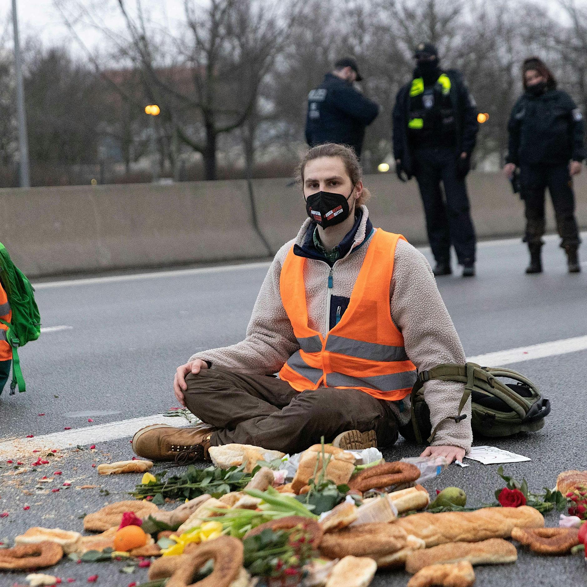 Demonstranten legen A100 lahm: 40 Minuten im Stau, wütende Autofahrer und Gehupe