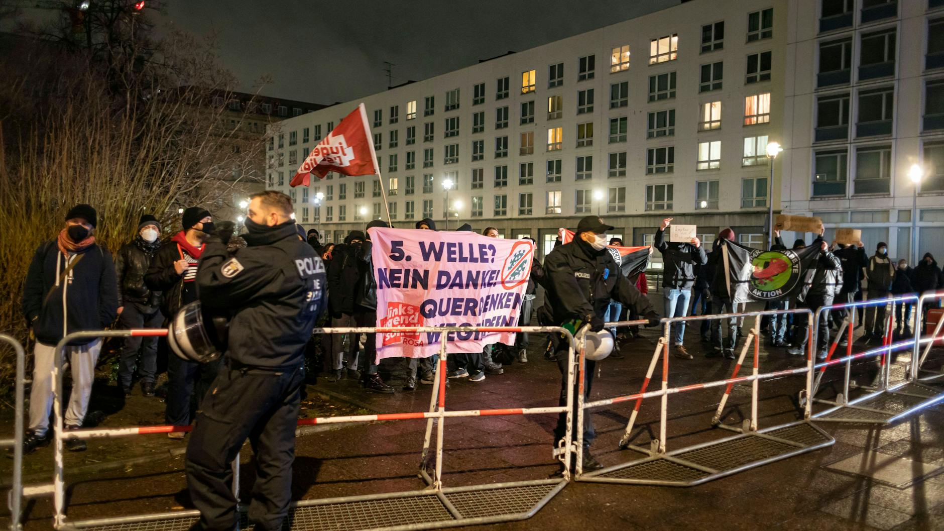 Der Gegenprotest ist zahlenmäßig, zumindest öffentlich, unterlegen. Die Antiverschwurbelte Aktion zeigt sich auch.