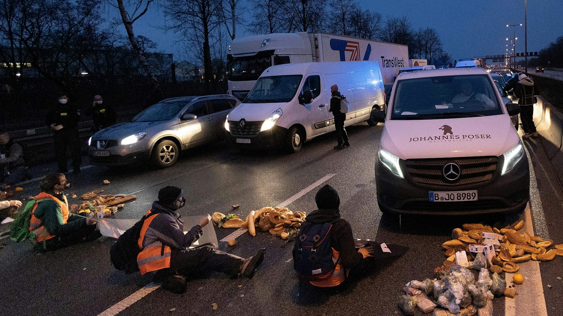 Freitagmorgen auf der Stadtautobahn: Festgeklebte Aktivisten, verschüttete Lebensmittel und ein kilometerlanger Stau