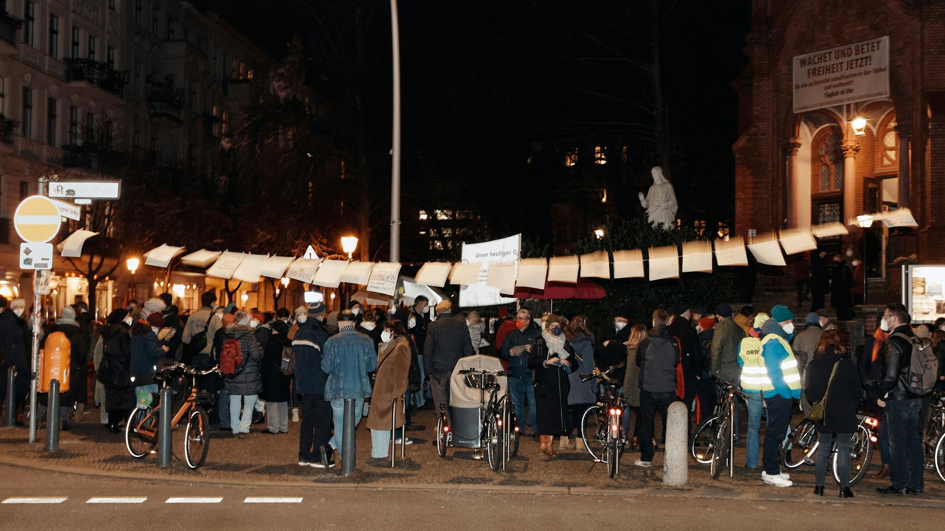 Initiative Gethsemanekiez: Gegenprotest vor dem DDR-Friedenssymbol