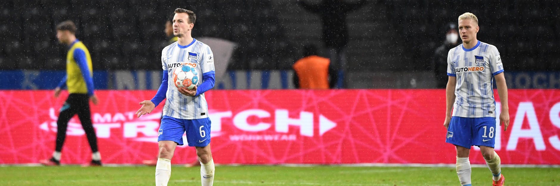 Vladimir Darida trägt nach dem 1:1 den Ball zum Anstoßpunkt. Sein Gesicht sieht genauso ratlos aus wie das von Santiago Ascacibar.