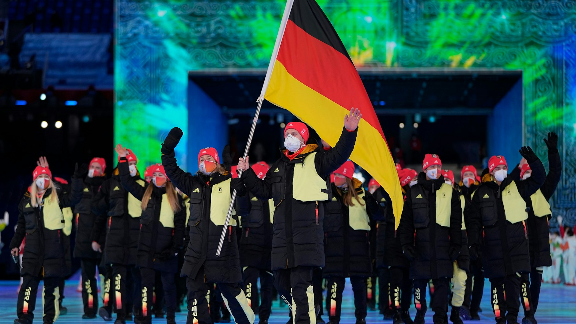 Francesco Friedrich and Claudia Pechstein führen die deutschen Athleten ins Stadion.