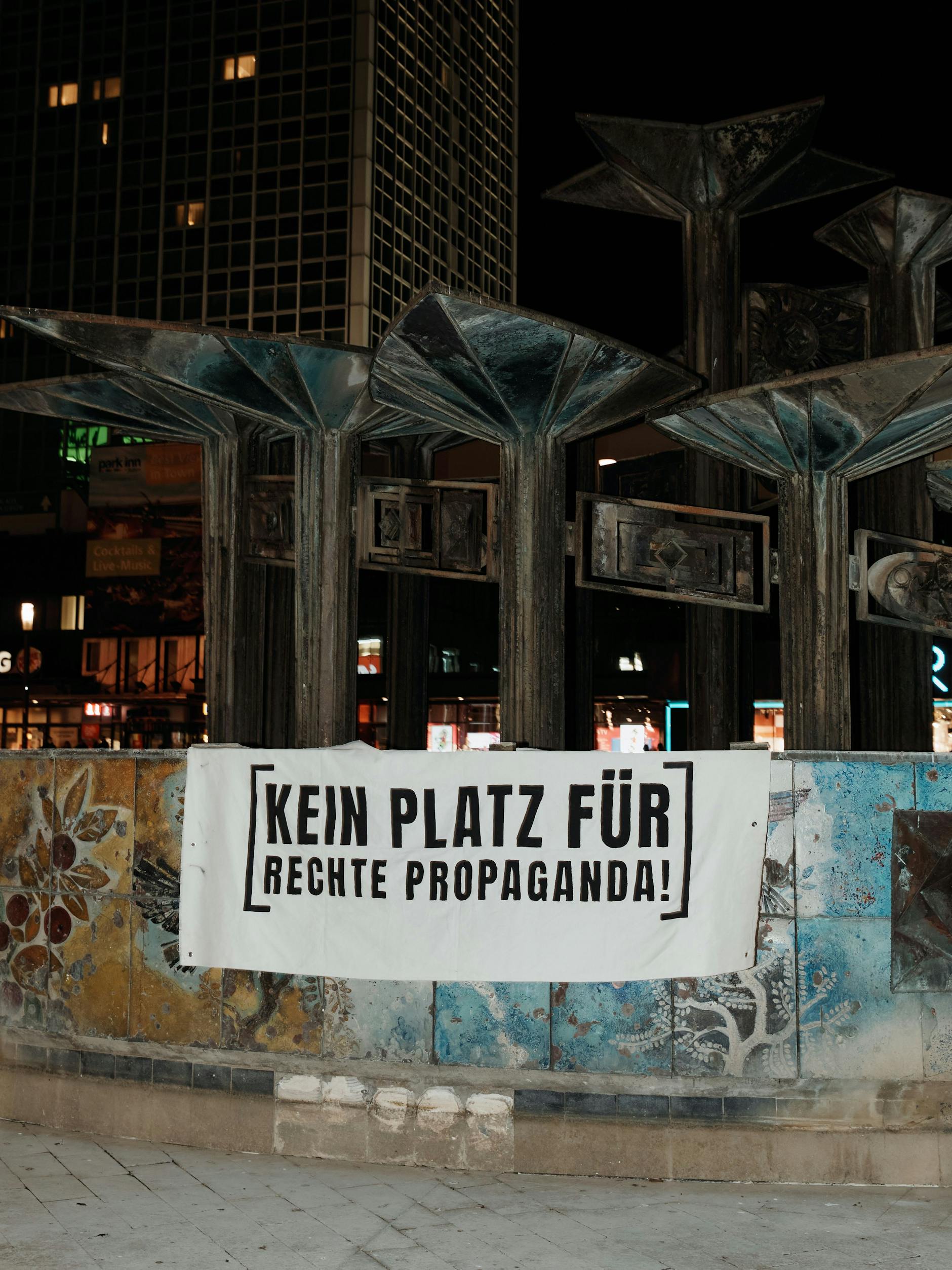 Geradedenken am Berliner Alexanderplatz: Start der impfkritischen Montagsdemo zum ZDF-Hauptstadtstudio