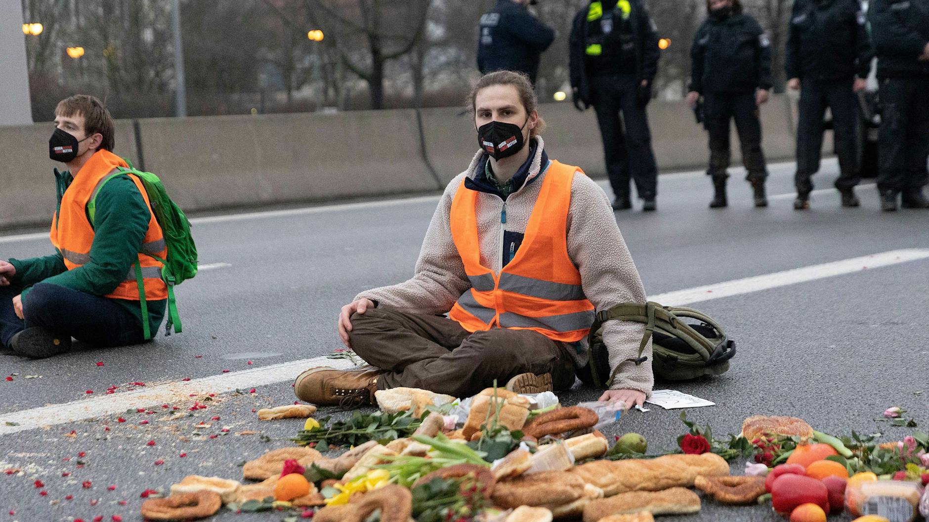 Klimaaktivisten der Gruppe „Aufstand der letzten Generation“ sitzen auf der Fahrbahn der Autobahn A100.