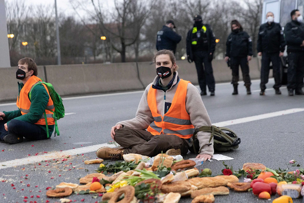 Berlin: Klimaaktivisten seilen sich von Autobahnbrücke ab