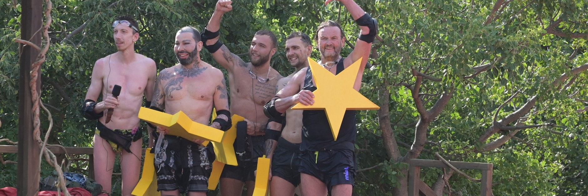 Manuel Flickinger, Harald Flööckler, Filip Pavlovic, Eric Stehfest und Peter Althof stellen sich der Dschungelprüfung.