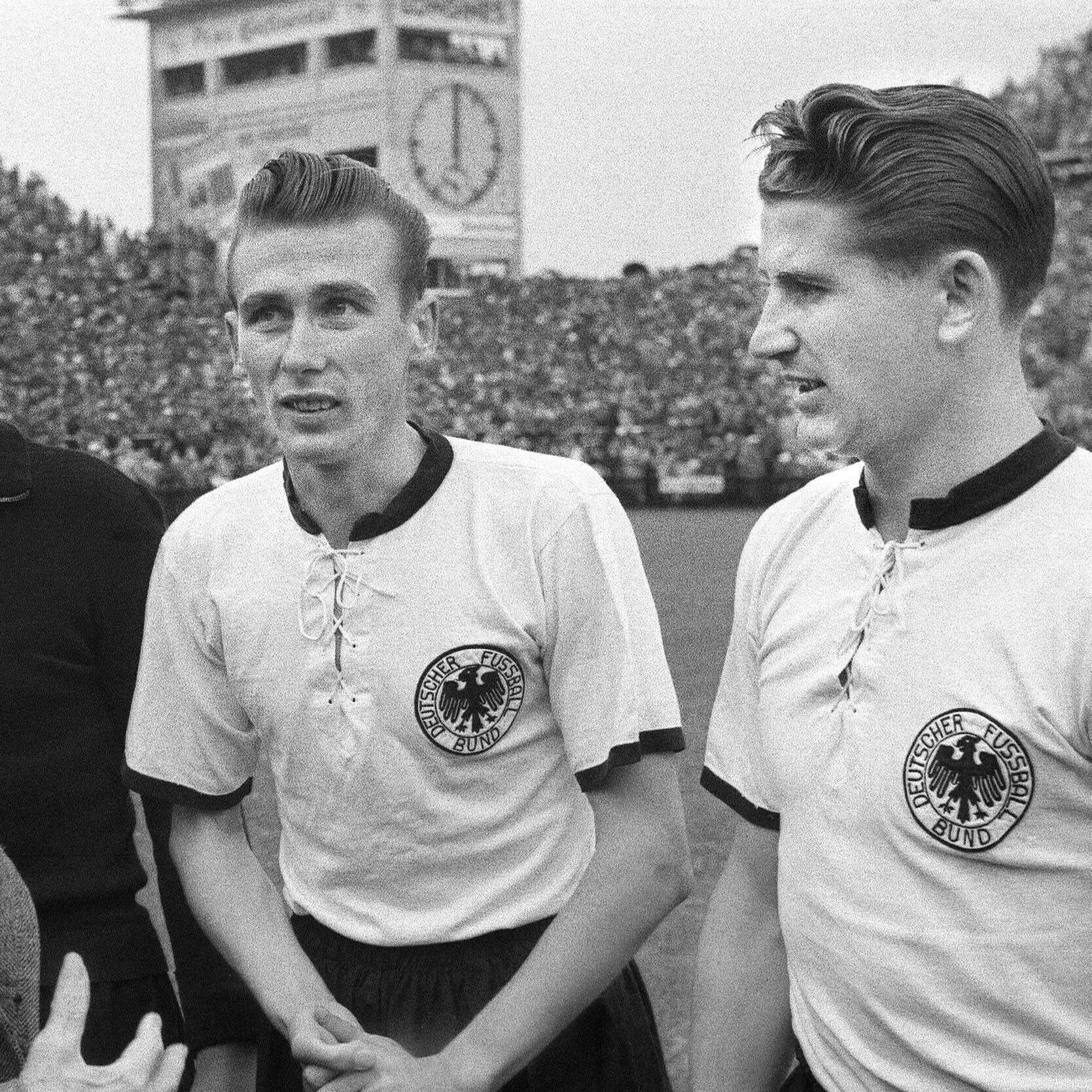 Horst Eckel (l.) mit Helmut Rahn nach dem 3:2-WM-Endspiel gegen Ungarn in Bern.