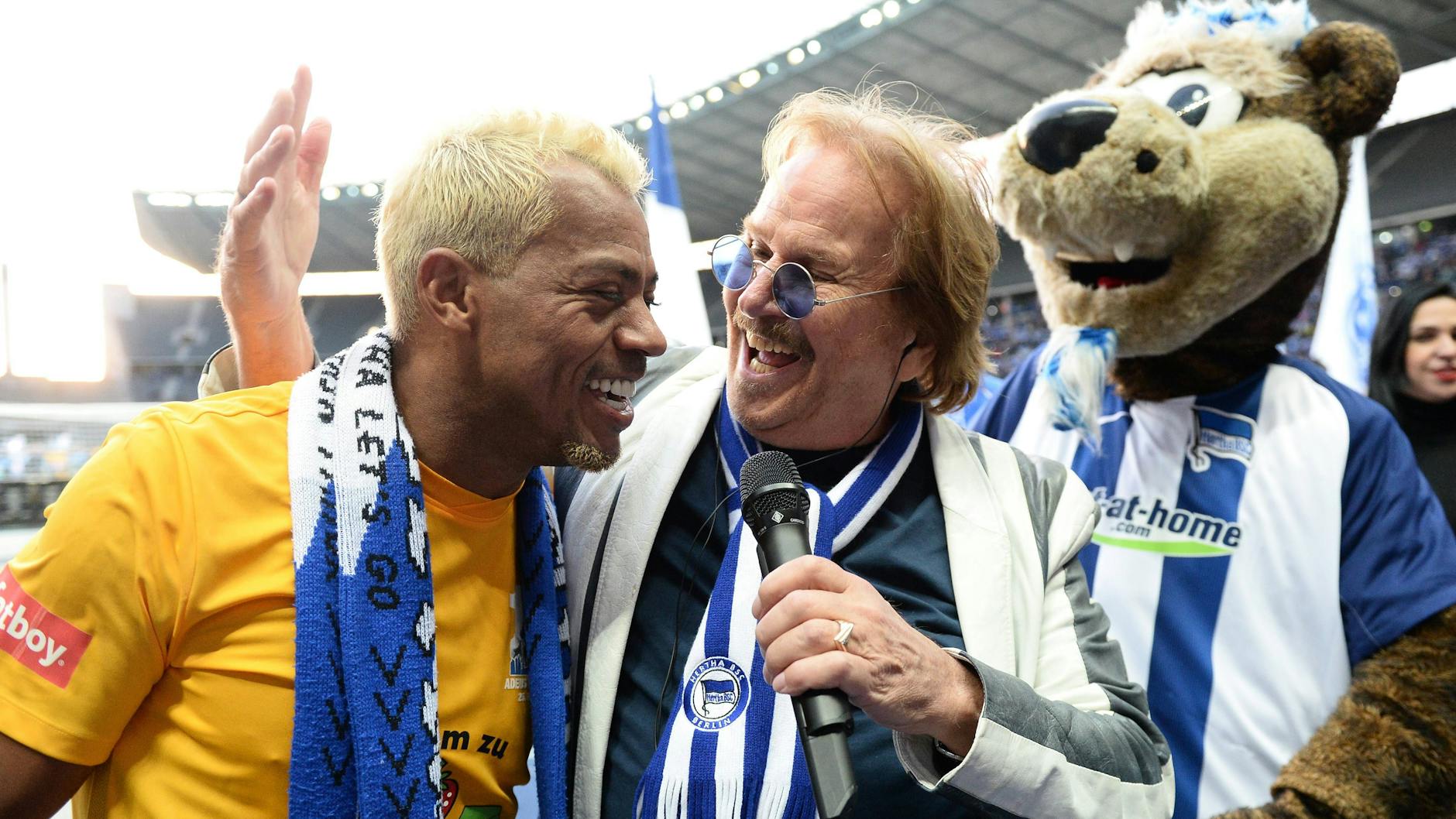 Dafür lieben ihn die Hertha-Fans: Frank Zander singt die Stadionhymne „Nur nach Hause“ – hier beim Abschiedsspiel von Marcelinho im März 2017.