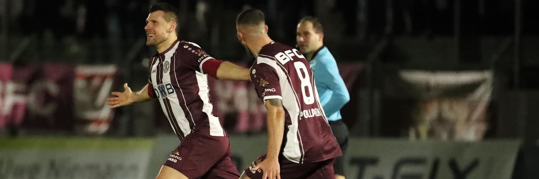 Welt, lass dich umarmen. Während BFC-Ass Niklas Brandt seinen Treffer zum 1:0 bejubelt, versucht sich Dynamo-Kollege Andreas Pollasch (r.) in der beliebten Disziplin „Fang den Schützen“.