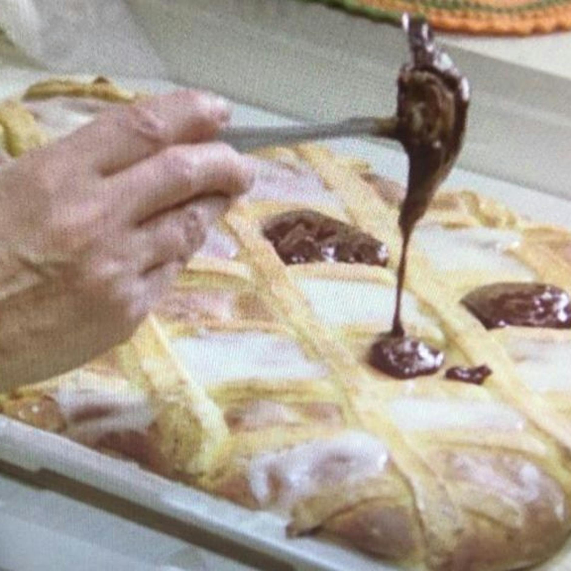 Köstliches Rezept für Kuchen aus dem DDR: So geht der Honig-Mandel-Kuchen aus „Spuk im Hochhaus“ – den mochte nicht nur Oma Kroll!