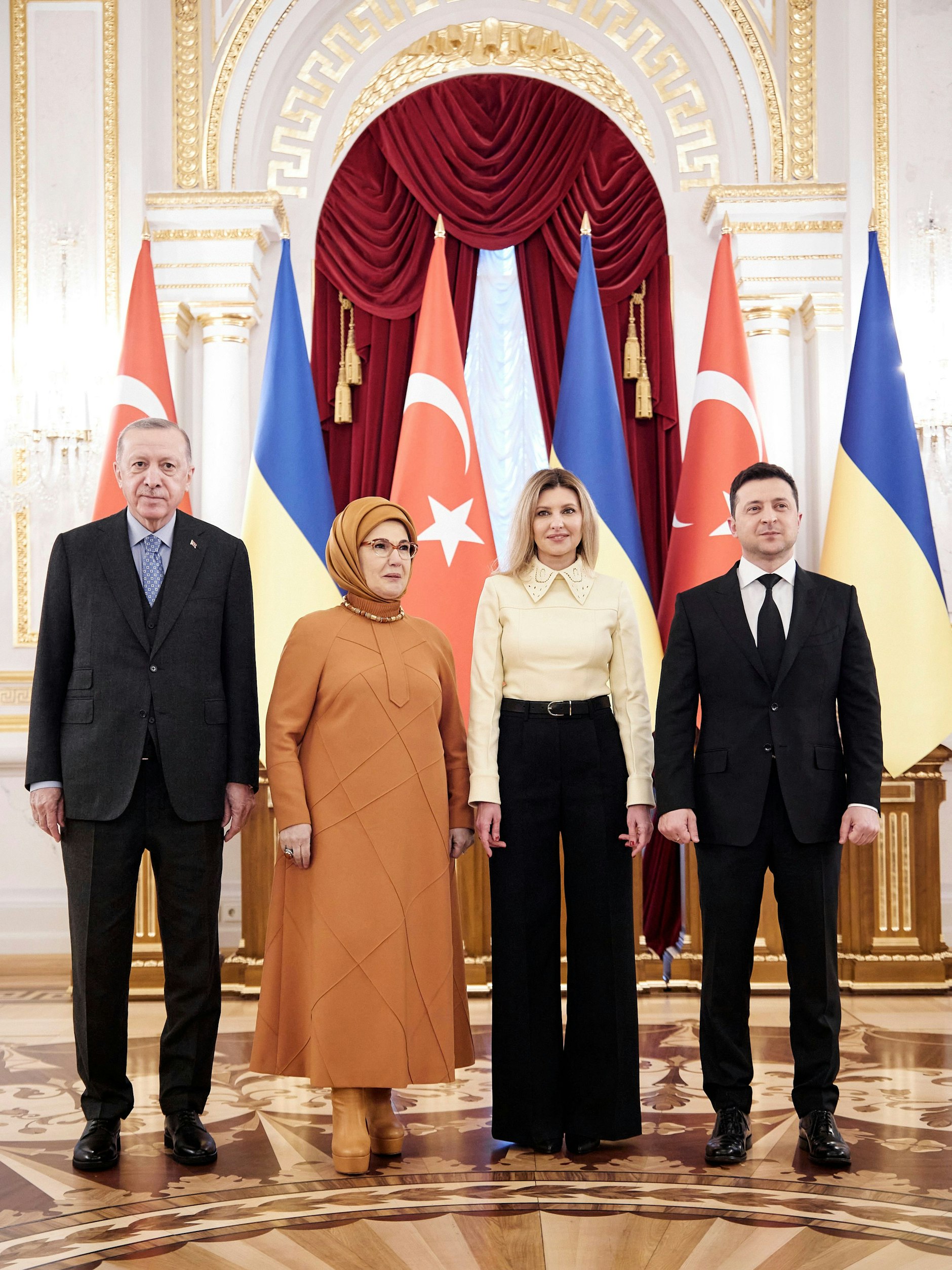 Ohne Abstand: Recep Tayyip Erdogan (l), Präsident der Türkei, seine Ehefrau Emine Erdogan (2.v.l), First Lady der Türkei, Wolodymyr Selenskyj, Präsident der Ukraine, und seine Ehefrau Olena, nach einem Treffen der beiden Präsidenten in Kiew.