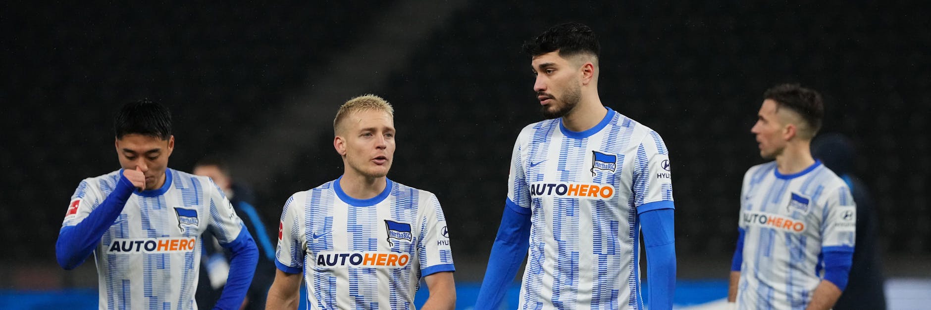 Dong-jun Lee, Santiago Ascacibar, Suat Serdar und Peter Pekarik laufen nach dem 1:1 gegen Bochum bedient vom Platz.