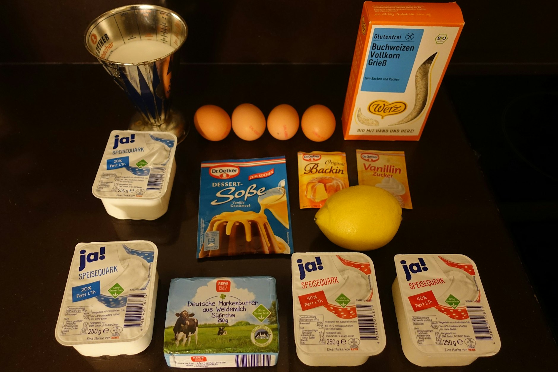 Die Zutatenliste für den Käsekuchen ist übersichtlich. Wichtigste Zutat: ein Kilogramm Quark. Für die glutenfreie Variante nimmt man glutenfreien Grieß.