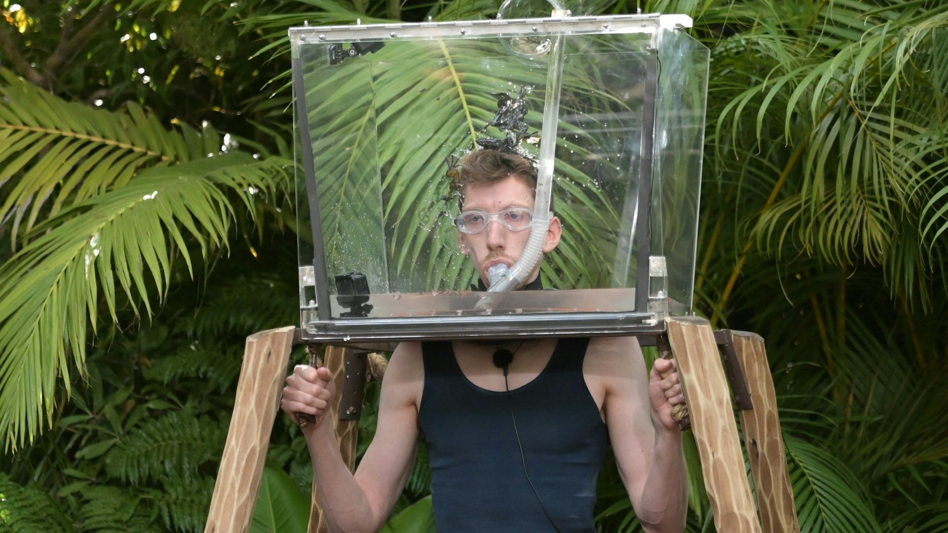 Manuel Flickinger bei seiner Finalprüfung. Dahinter: natürlich Palmen!