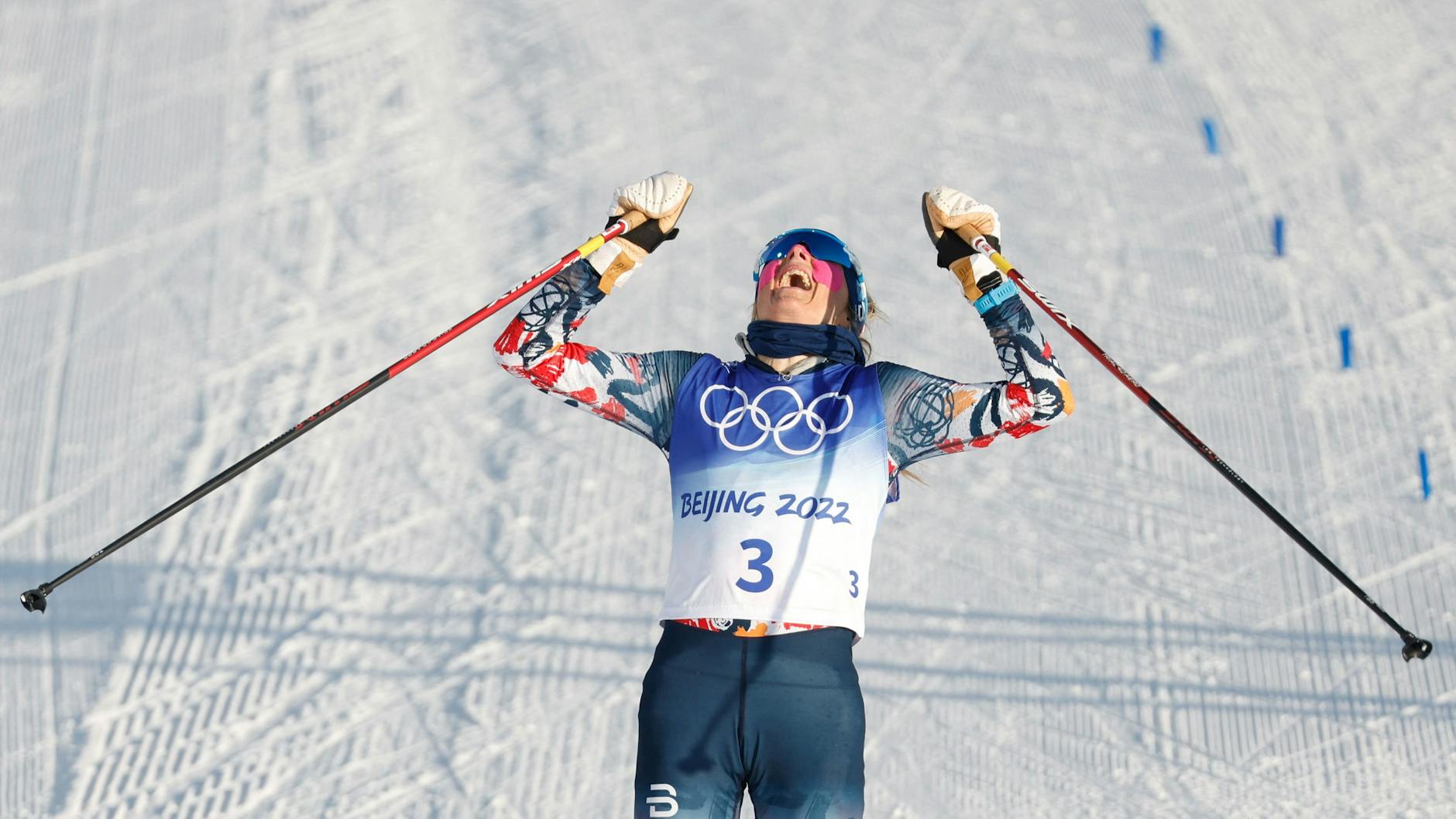 Therese Johaug überglücklich im Ziel.