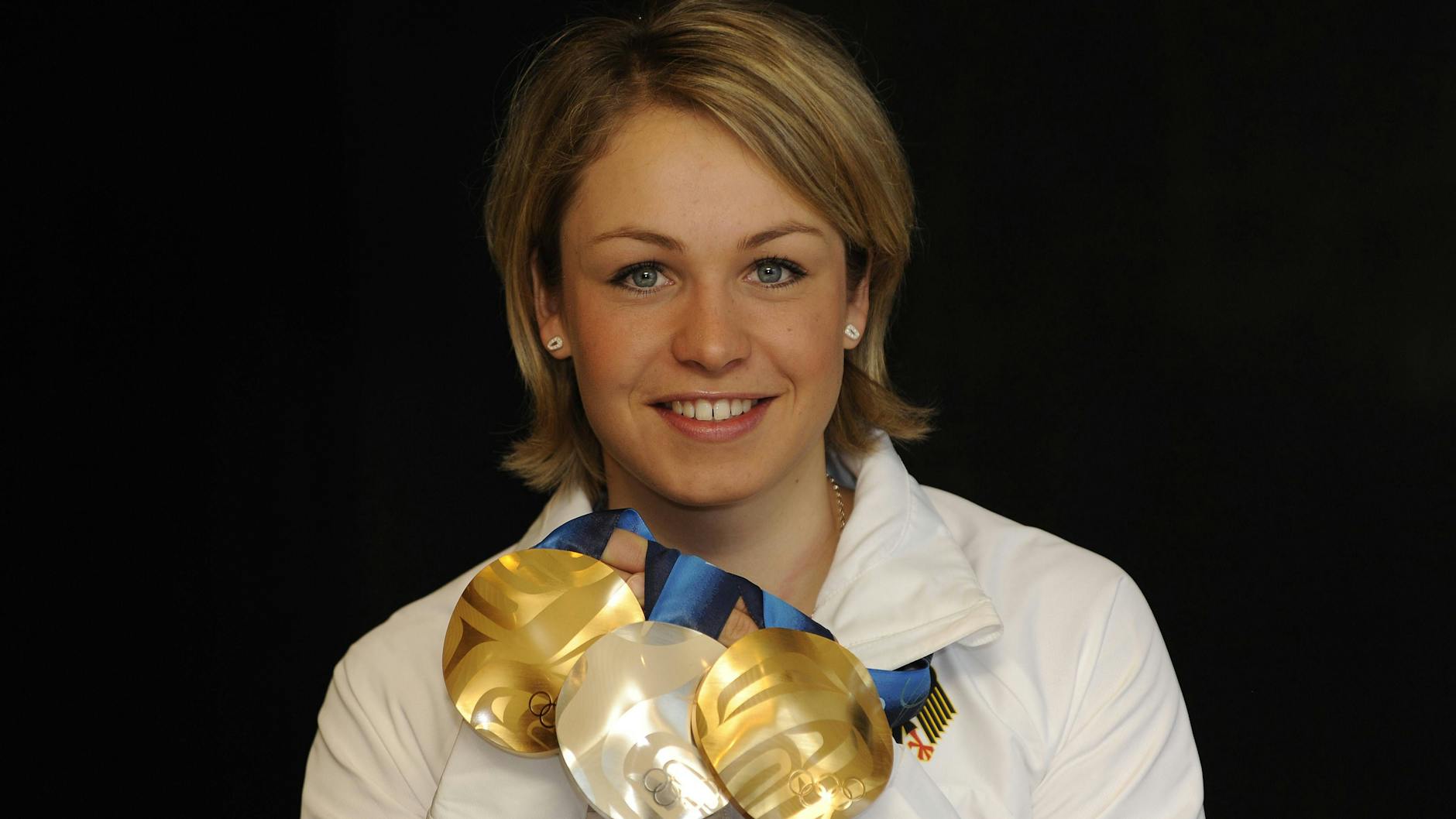 Fette Beute: Ex-Biathlon-Star Magdalena Neuner gewann bei den Olympischen Spielen in Vancouver 2010 zwei Goldmedaillen und eine Silbermedaille.