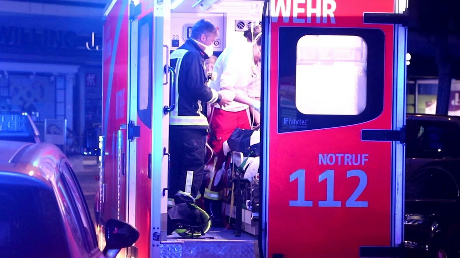 Der Mann wurde mit dem Rettungswagen in ein Krankenhaus gebracht. (Symbolbild)