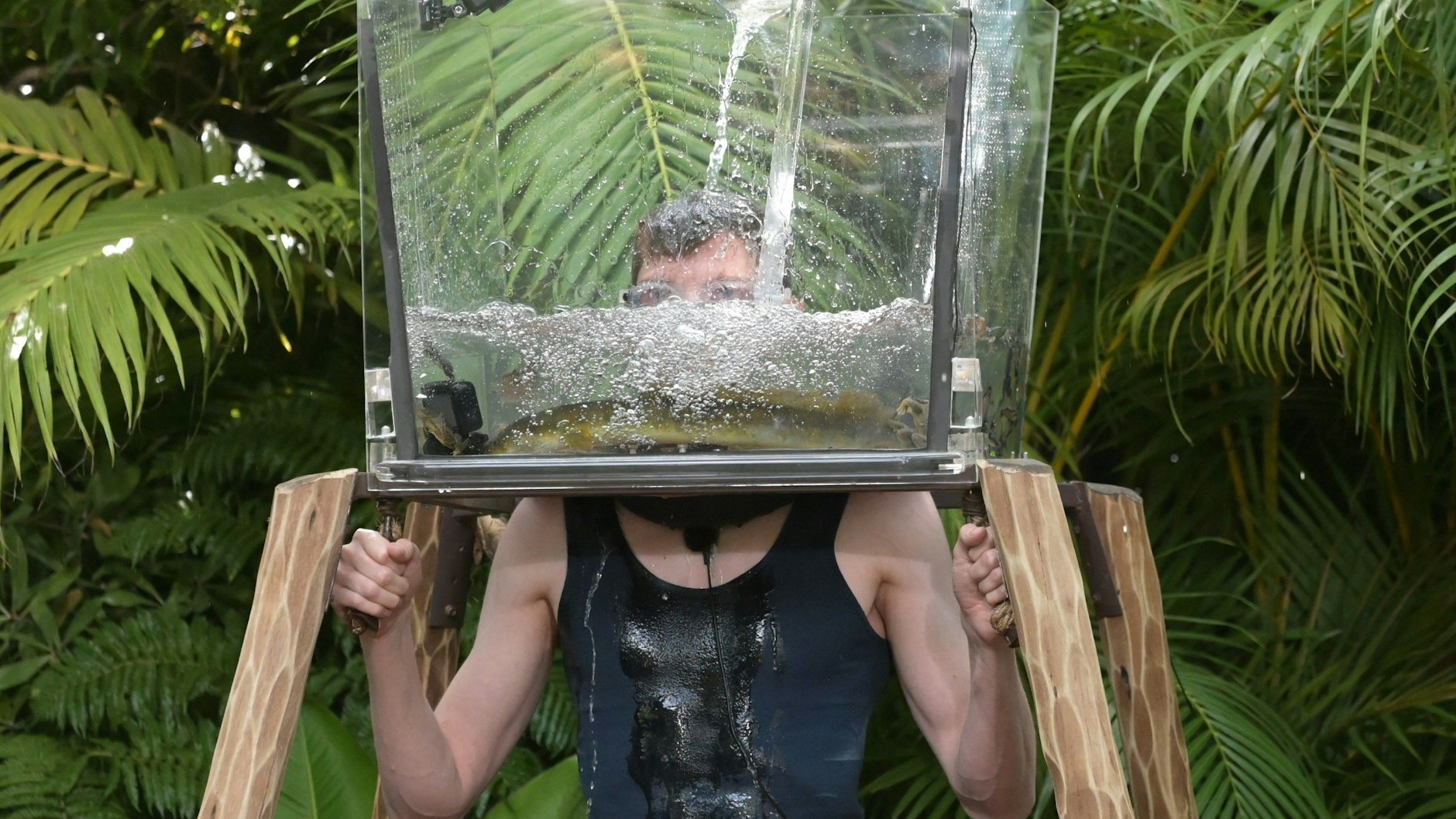 Dschungelcamp-Finale: Manuel stellt sich trotz Aqua-Phobie der Prüfung mit dem Glashelm.