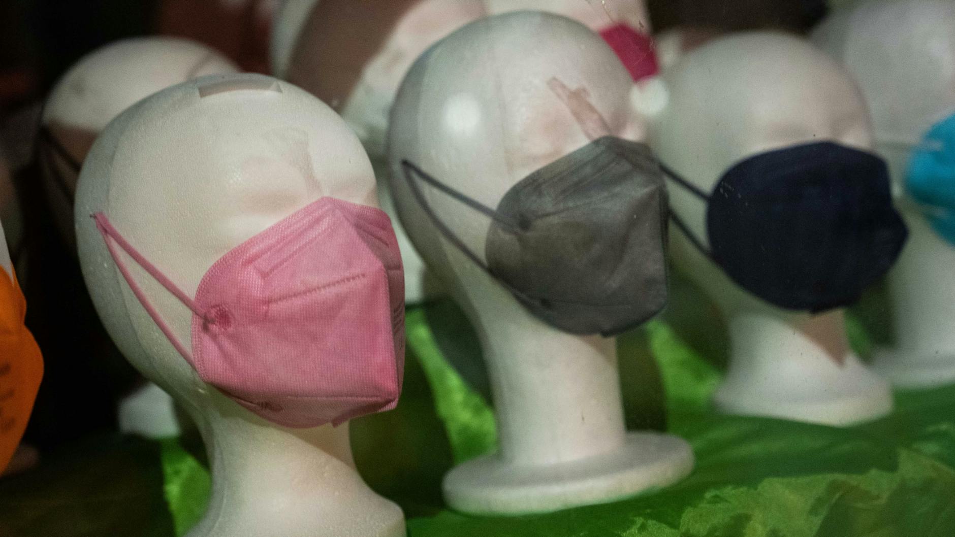 Shopping in Corona-Zeiten: Im Schaufenster eines Geschäfts sind FFP2-Masken in den verschiedensten Farben ausgestellt. (Symbolbild)