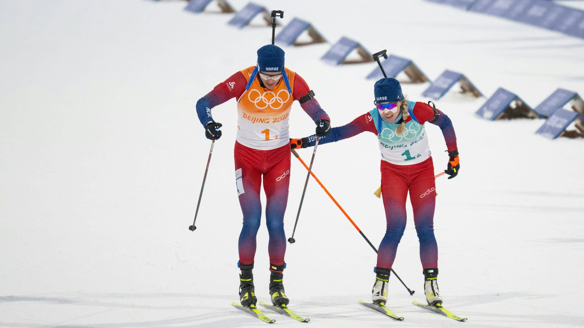 Die norwegische Siegerstaffel beim Wechsel von Tiril Eckhoff auf Tarjei Boe.