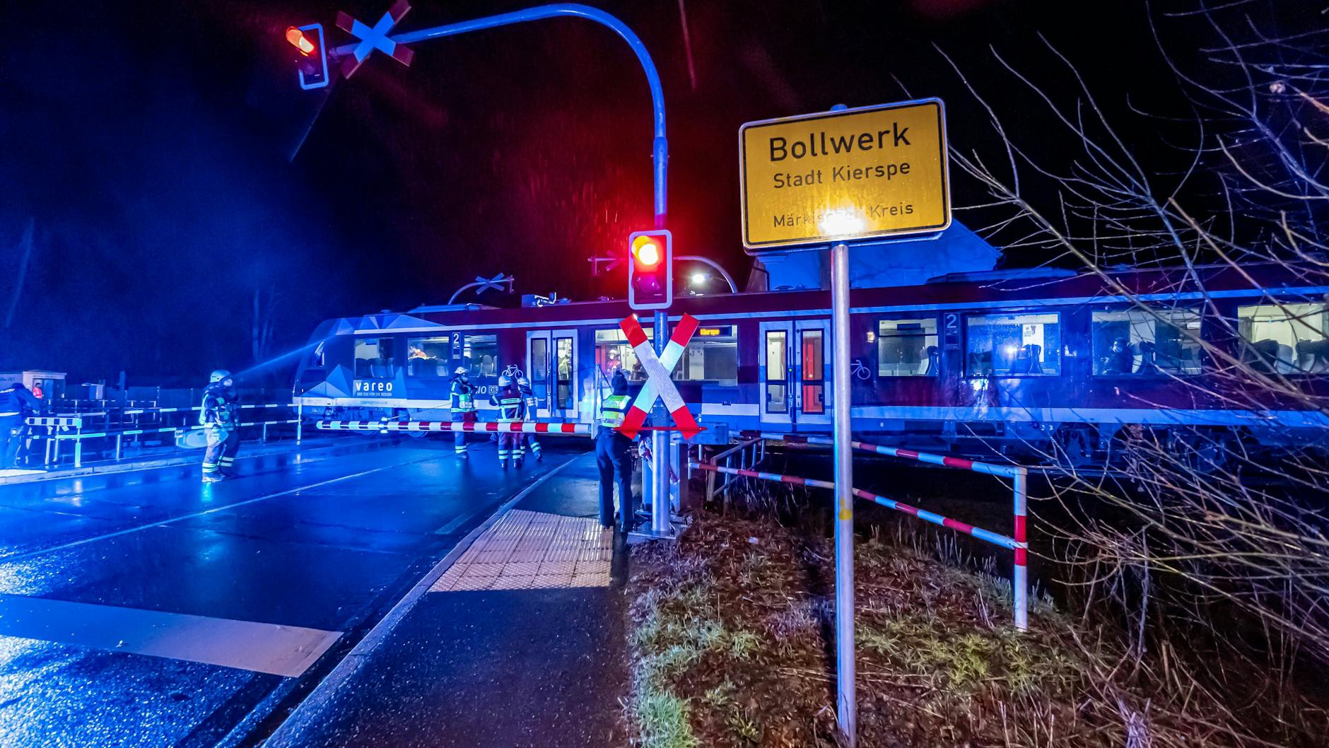 Sturmschaden: In Kierspe (NRW) ist am Freitagabend ein Zug mit einem Baum kollidiert.