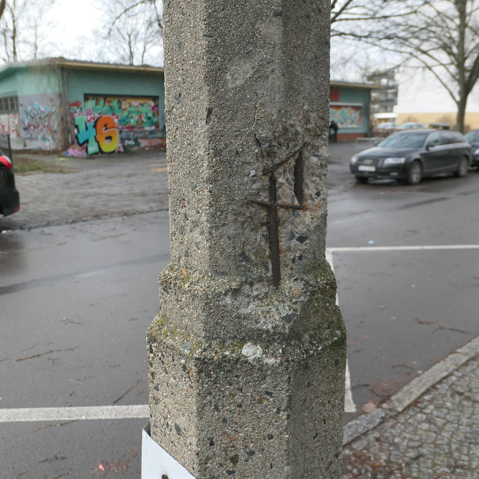 Der Beton ist abgeplatzt, das Moniereisen ist verrostet.