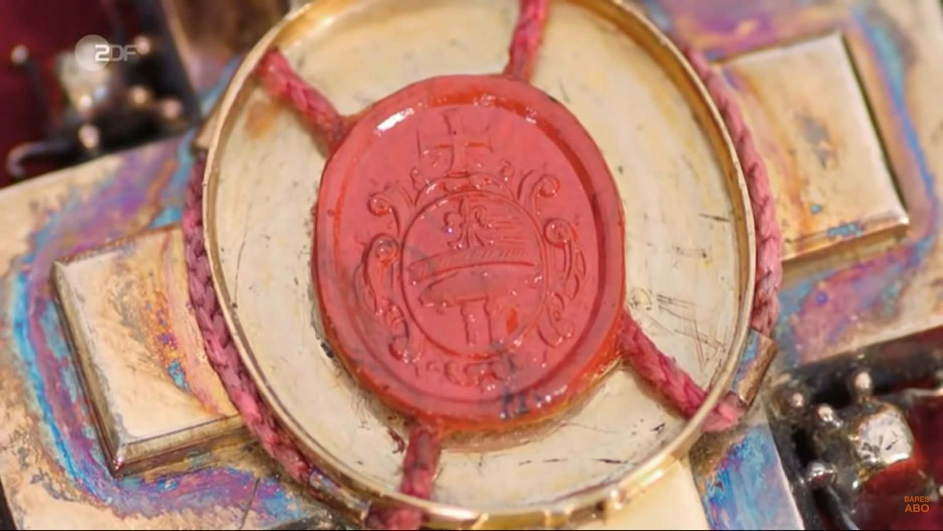 Sensation bei „Bares für Rares“: Hinter dem Siegel befinden sich Holzstückchen aus dem Kreuz Jesu.