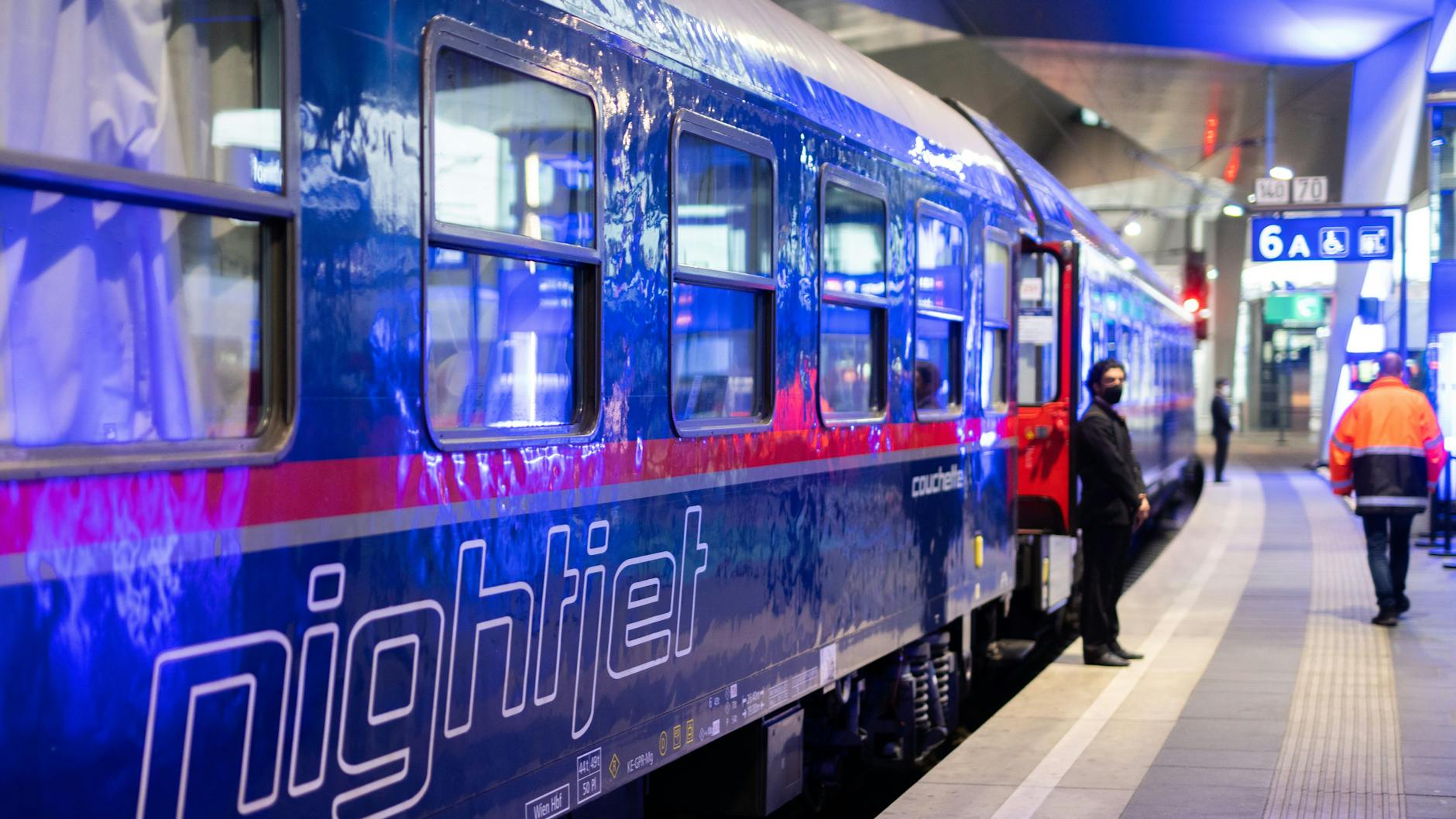Das Nachtzug-Netz wächst nicht nur in Berlin. Im Mai 2021 wartet ein ÖBB Nightjet im Wiener Hauptbahnhof auf den Start der Premierenfahrt nach Amsterdam.