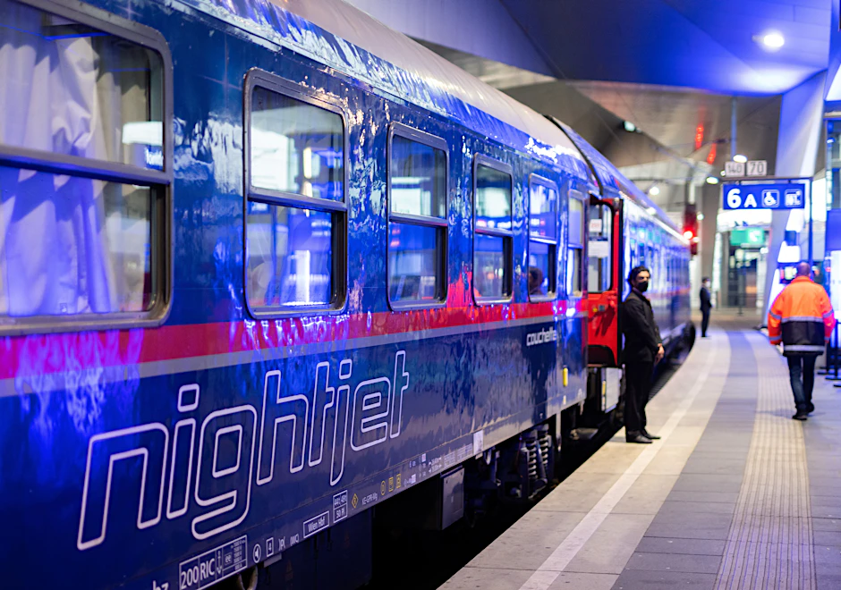 Das Nachtzug-Netz wächst nicht nur in Berlin. Im Mai 2021 wartet ein ÖBB Nightjet im Wiener Hauptbahnhof auf den Start der Premierenfahrt nach Amsterdam.