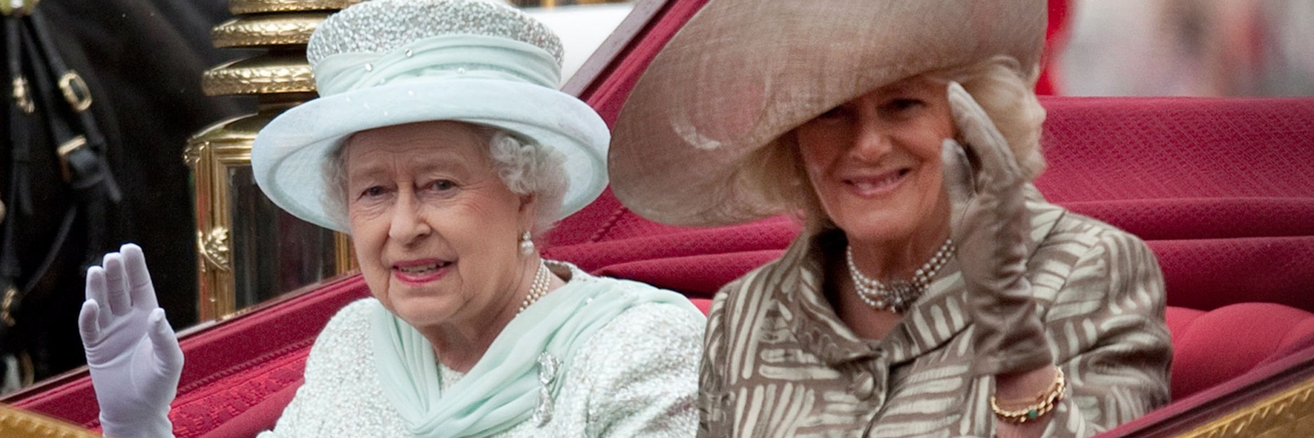 Königin Elizabeth II. und Camilla Herzogin von Cornwall bei den Feierlichkeiten zum Thronjubiläum 2012.