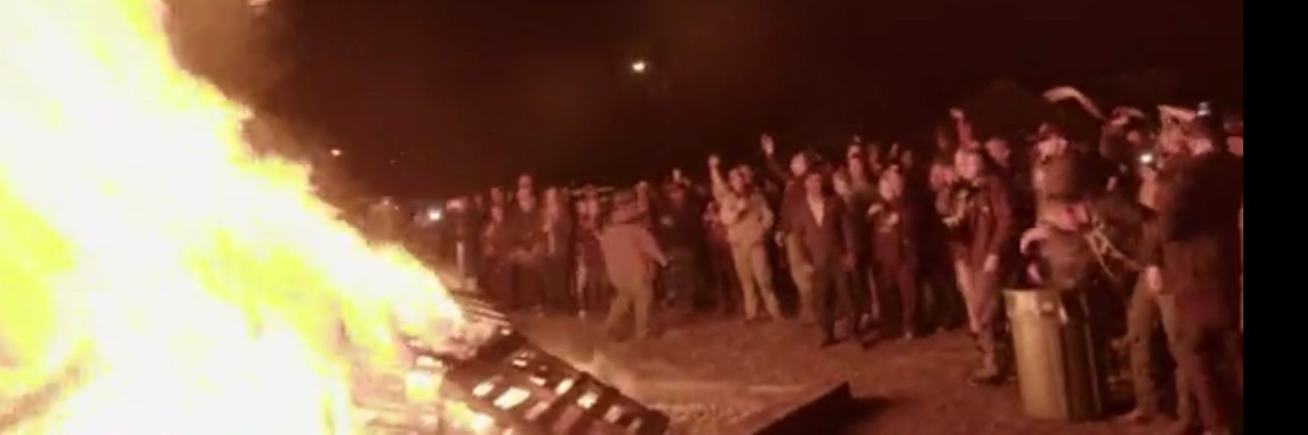 Dutzende seiner Anhänger kamen der Aufforderung des Pastors nach und warfen Bücher wie „Harry Potter“ und „Twilight“, Disney-Artikel und Tarotkarten ins Feuer.