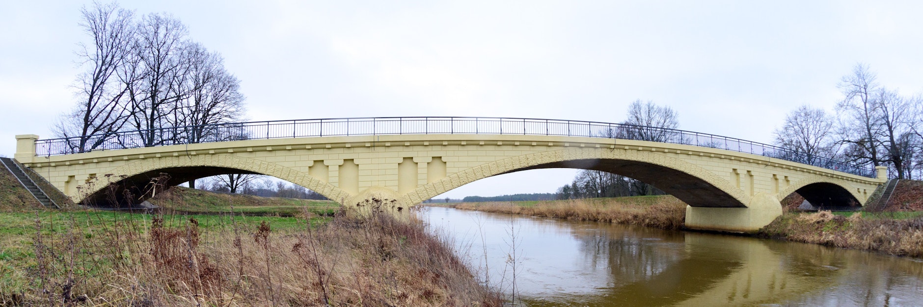 Rund 70 Meter lang, überspannt die preisgekrönte sanierte Betonbrücke von 1905 die Schwarze Elster. Die Arbeiten kosteten knapp eine halbe Million Euro.