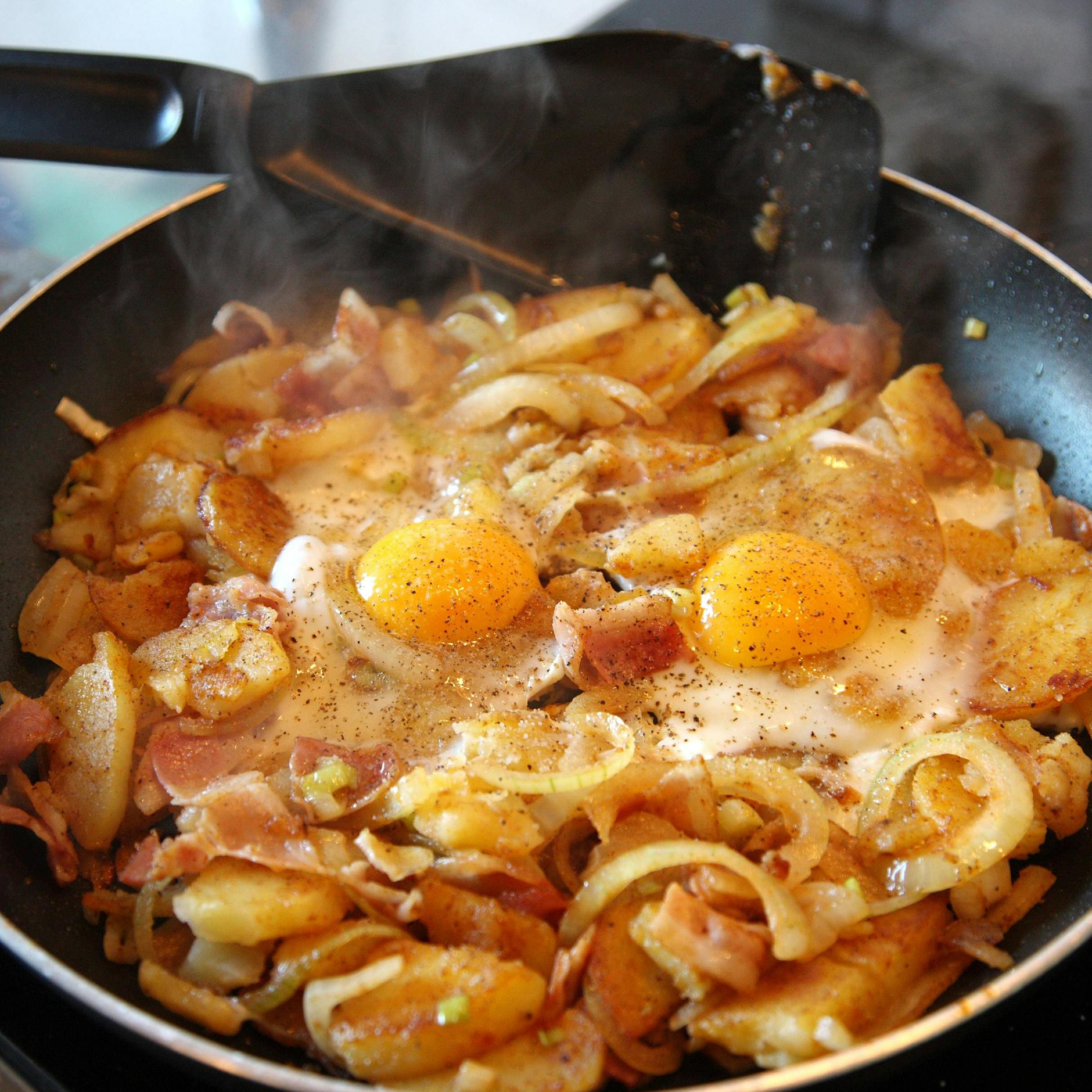 Schnelles Rezept aus der DDR: Kennen Sie noch „Hoppel-Poppel“? Dieses Gericht geht fix, ist günstig und einfach lecker!