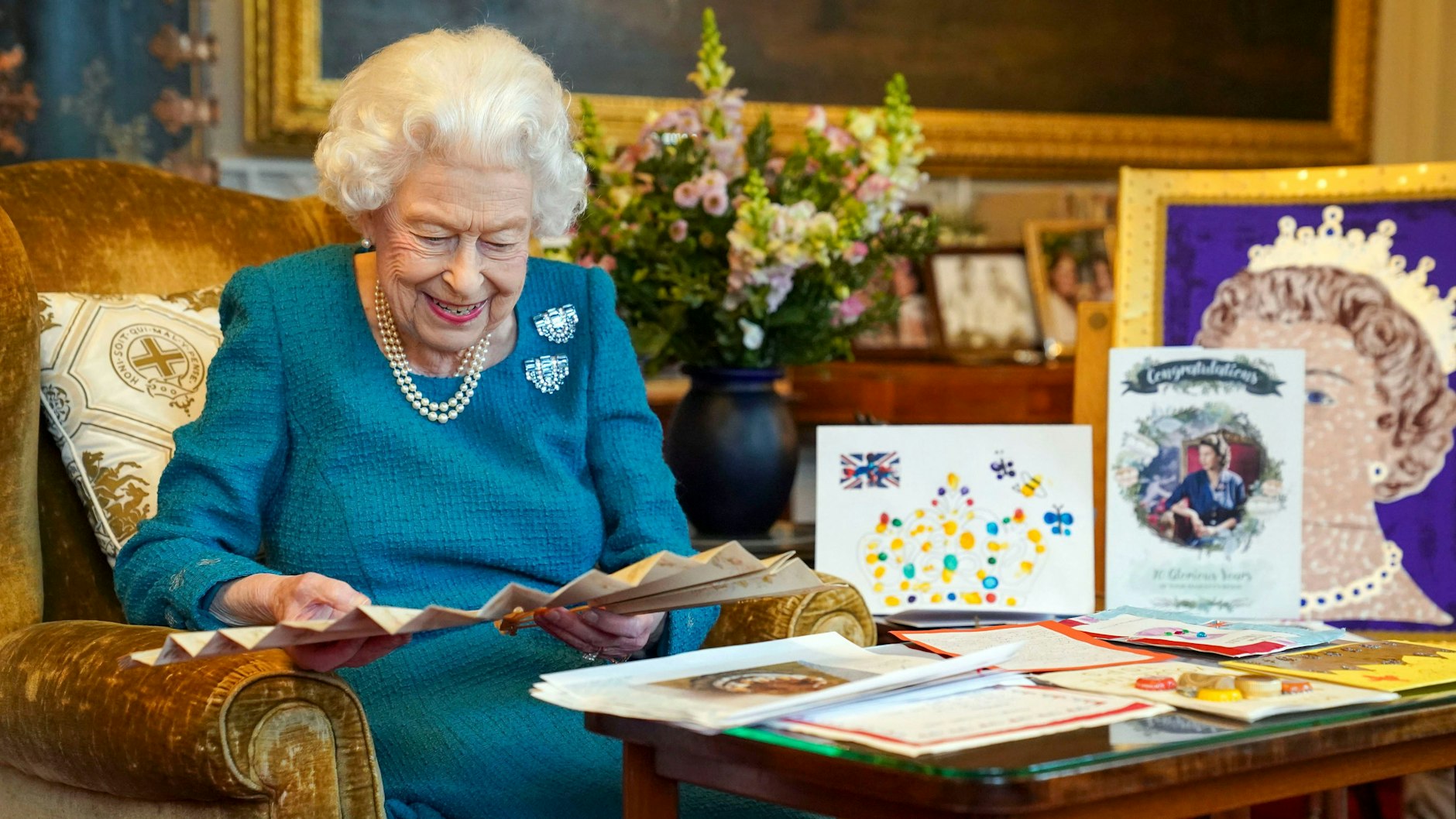 Elizabeth II. liest die Glückwünsche zu ihrem 70. Thronjubiläum.