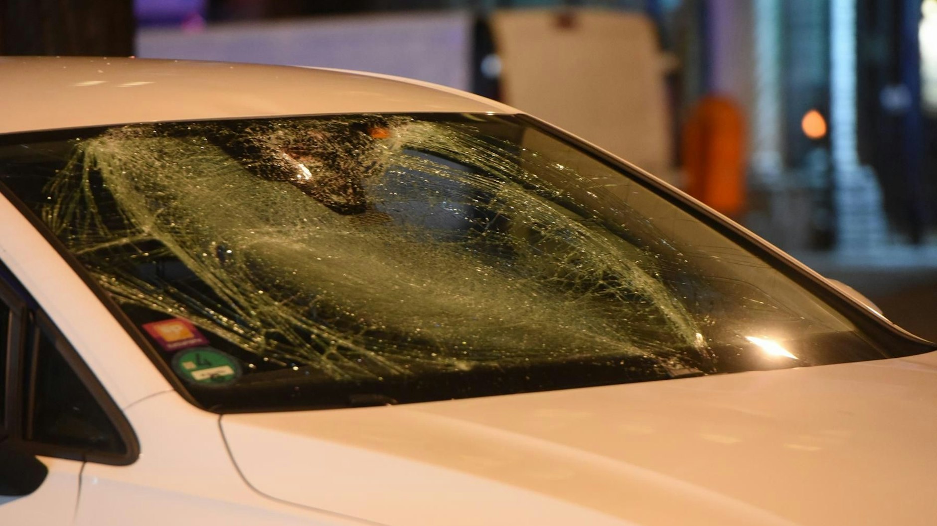 In der Müllerstraße wurde ein Fußgänger von einem VW Golf angefahren und in die Frontscheibe geschleudert.