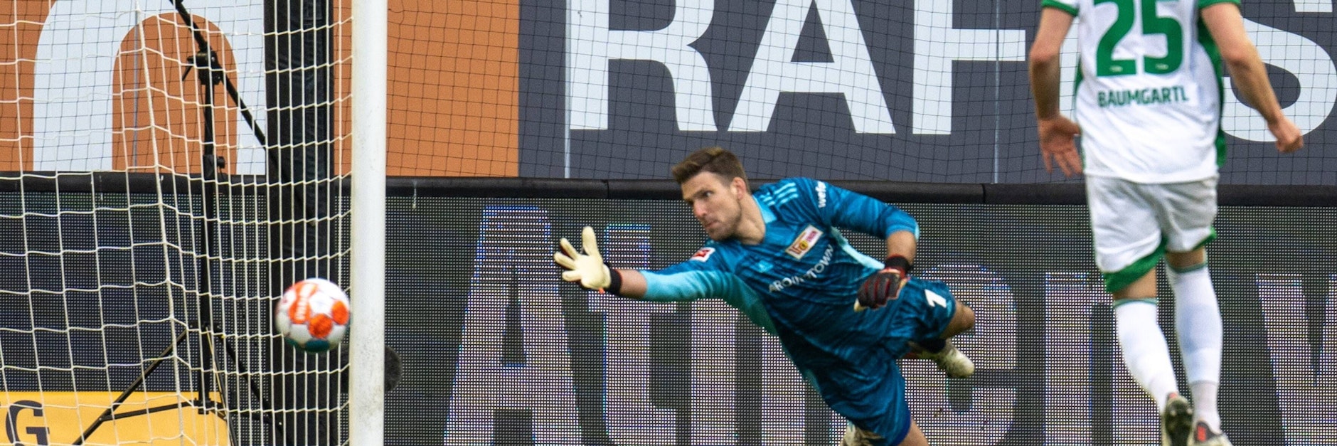 Unions Keeper Andreas Luthe versucht vergeblich, seinen Fehler vor dem 0:1 zu reparieren.