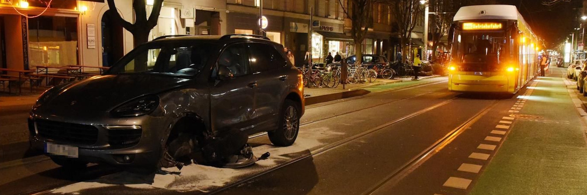 Dieser Porsche Cayenne rammte auf der Kastanienallee eine Straßenbahn.