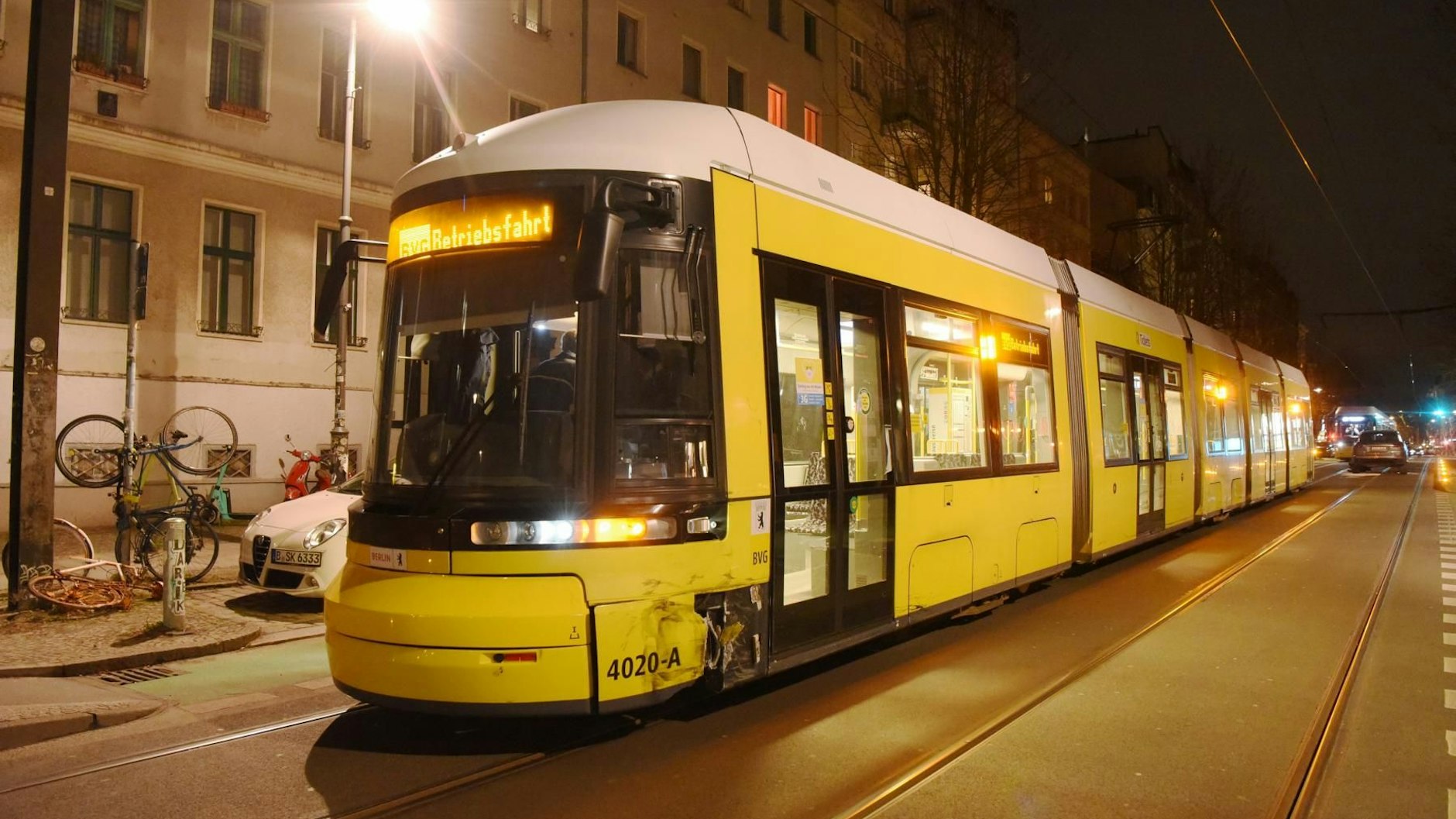 Der Porsche Cayenne rammte die Straßenbahn seitlich.