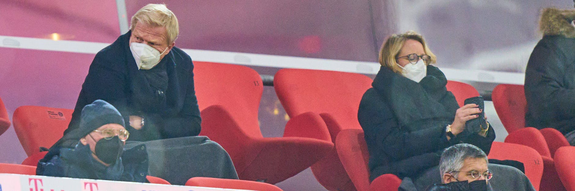 Die neue DFL-Chefin Donata Hopfen (r.) ist offen für eine Bundesliga-Revolution und Play-offs um die Meisterschaft. Bayern-Boss Oliver Kahn (l.) gefällt das wohl weniger.