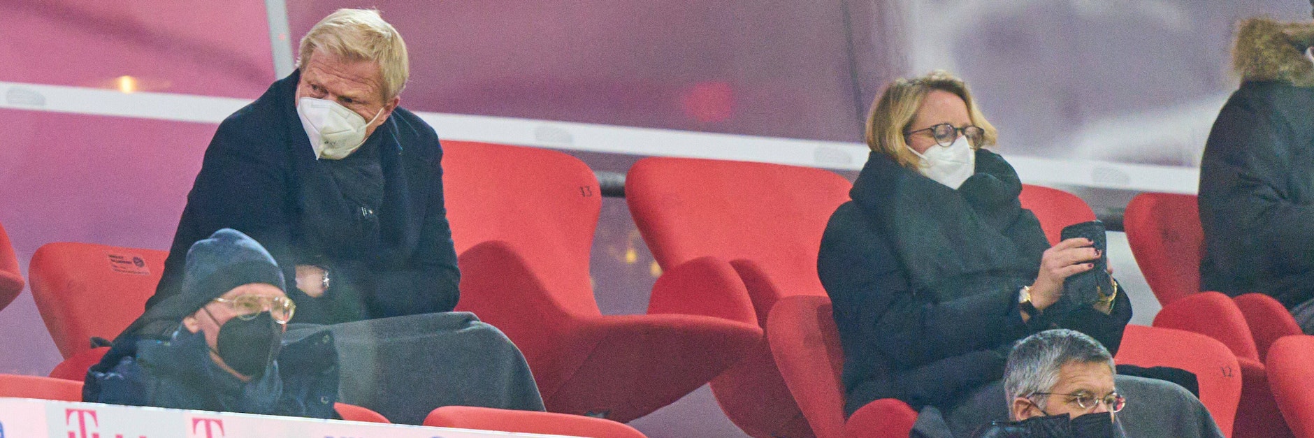 Die neue DFL-Chefin Donata Hopfen (r.) ist offen für eine Bundesliga-Revolution und Play-offs um die Meisterschaft. Bayern-Boss Oliver Kahn (l.) gefällt das wohl weniger.