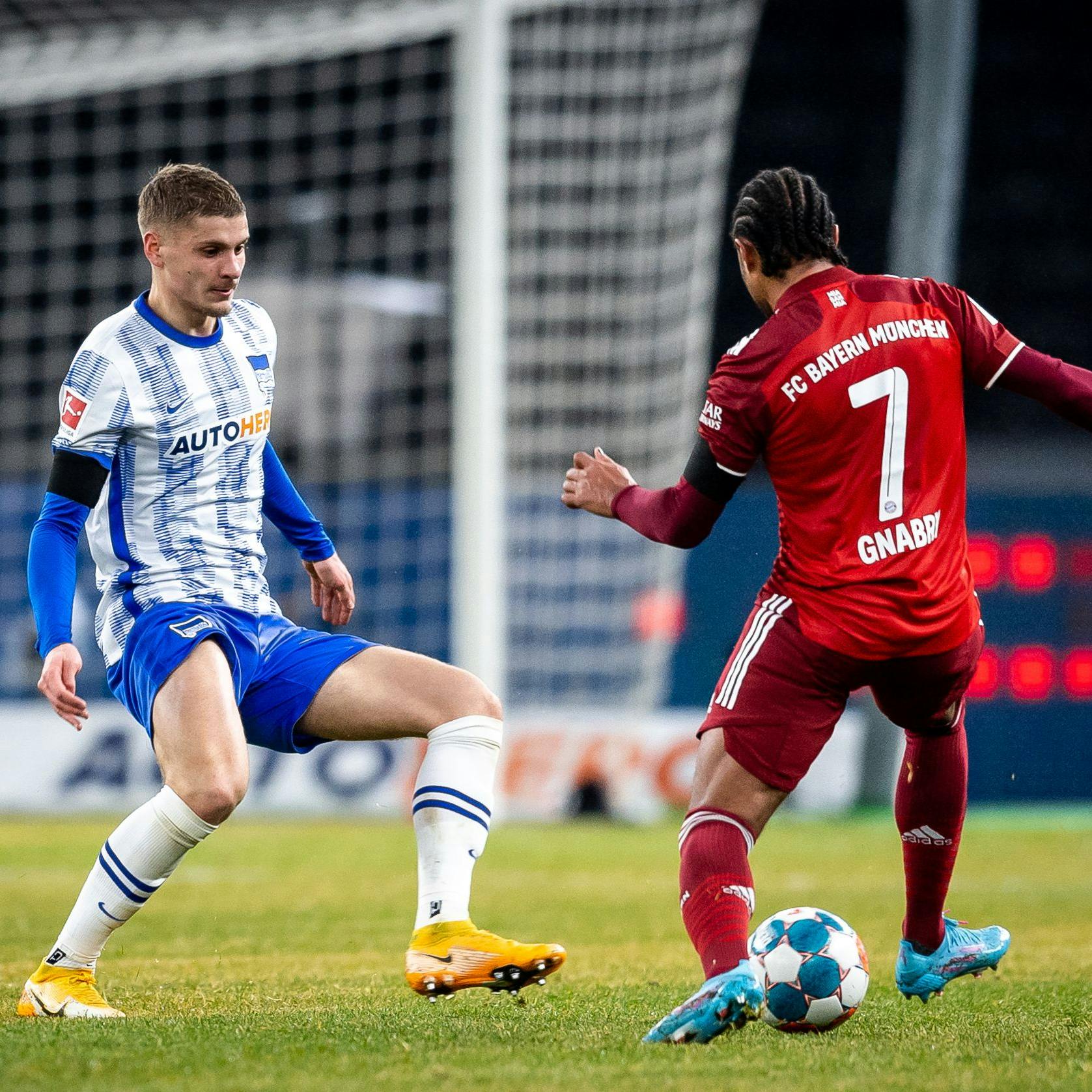 Marton Dardai im Duell gegen Bayerns Serge Gnabry.