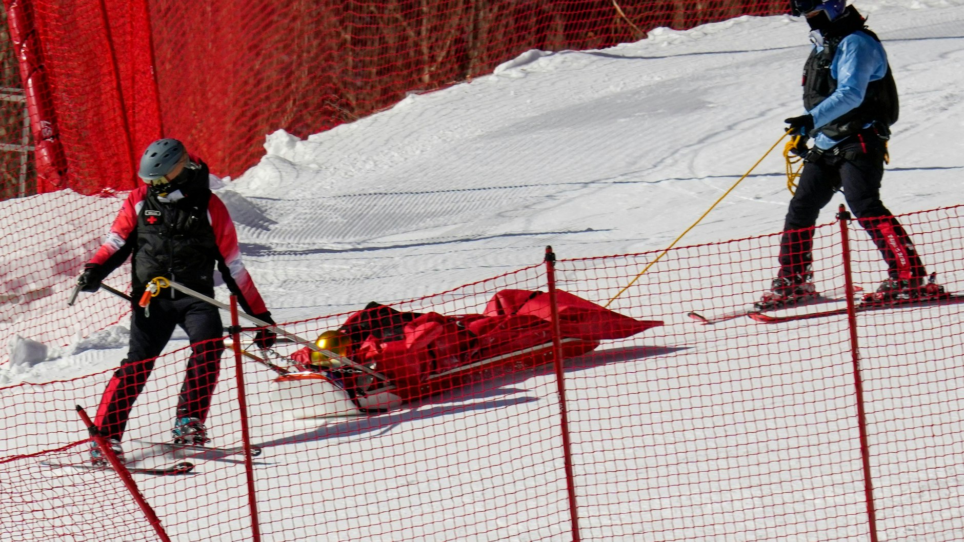 Dominik Schwaiger wird nach seinem Sturz auf der olympischen Abfahrtspiste abtransportiert.