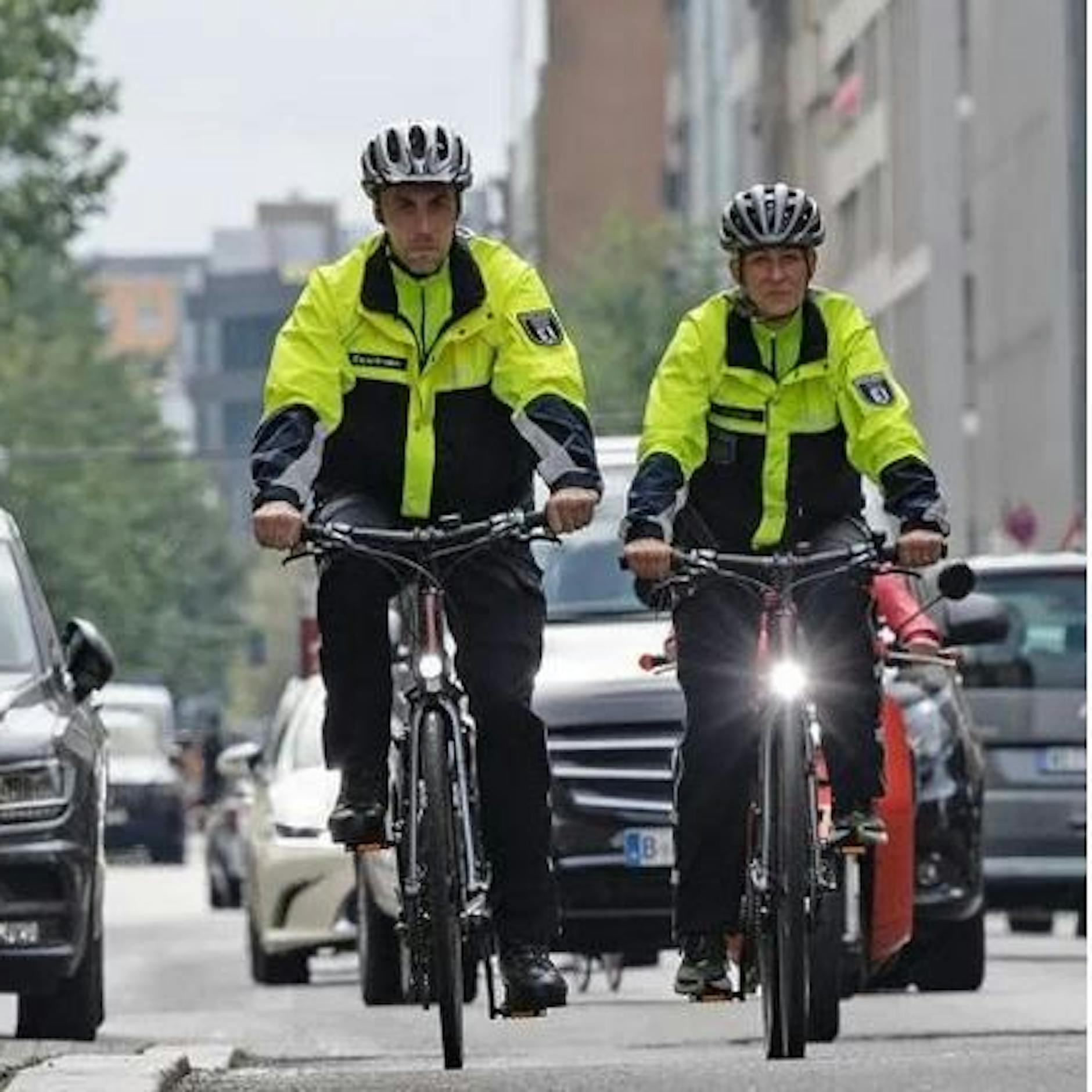 Fahrradstaffeln der Berliner Polizei sollen jetzt noch mehr in die Außenbezirke radeln! DAS hat Berlins Innensenatorin Iris Spranger noch vor